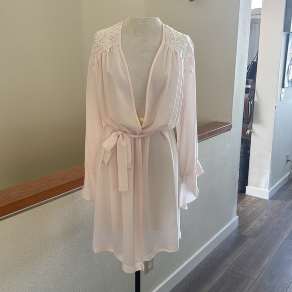 Vintage Elegant Pink with beaded Lace Trim robe - Picture 11 of 12